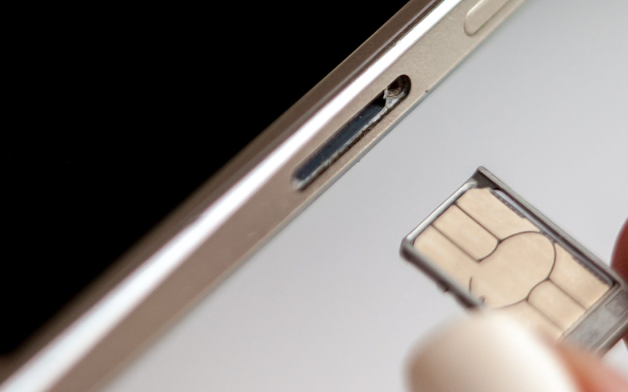 هل يجب إطفاء الهاتف قبل تبديل شريحة SIM؟ إليك ما تحتاج معرفته