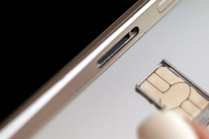 هل يجب إطفاء الهاتف قبل تبديل شريحة SIM؟ إليك ما تحتاج معرفته