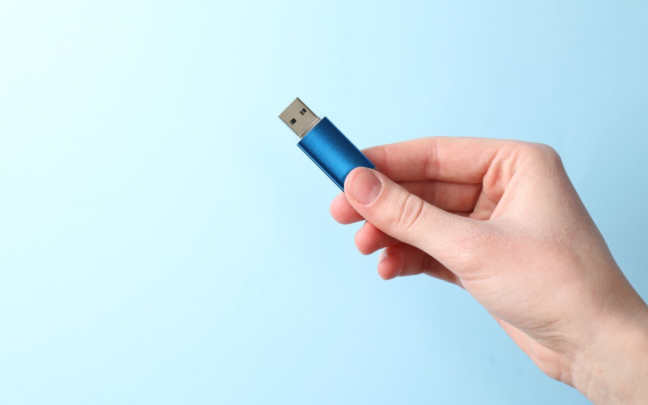 ثماني طرق عملية لإعادة توظيف ذواكر USB القديمة بدل تركها في الأدراج